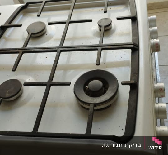 כיריים גז עם ארבעה מבערים וכפתורי שליטה